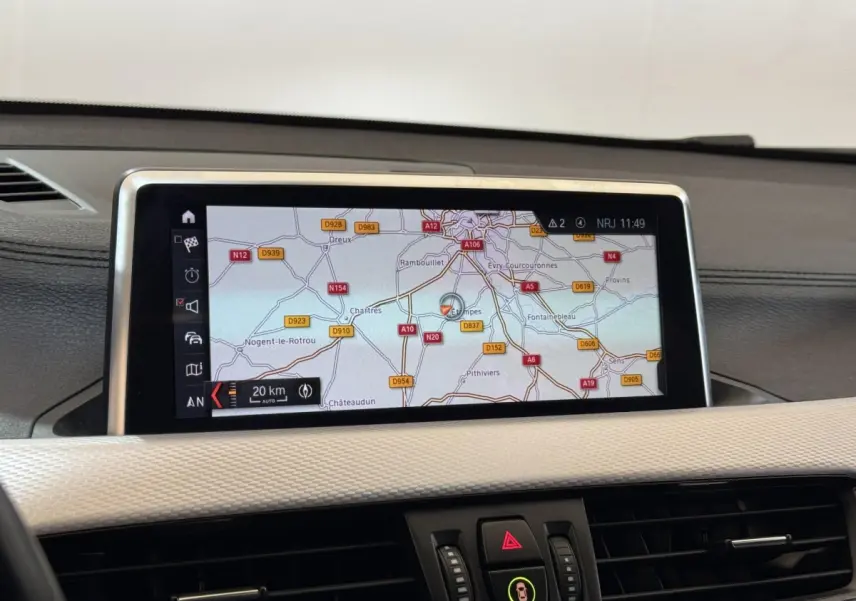 Écran central tactile affichant la navigation 3D dans l’habitacle du BMW X2 xDrive25e bleu de 2021.