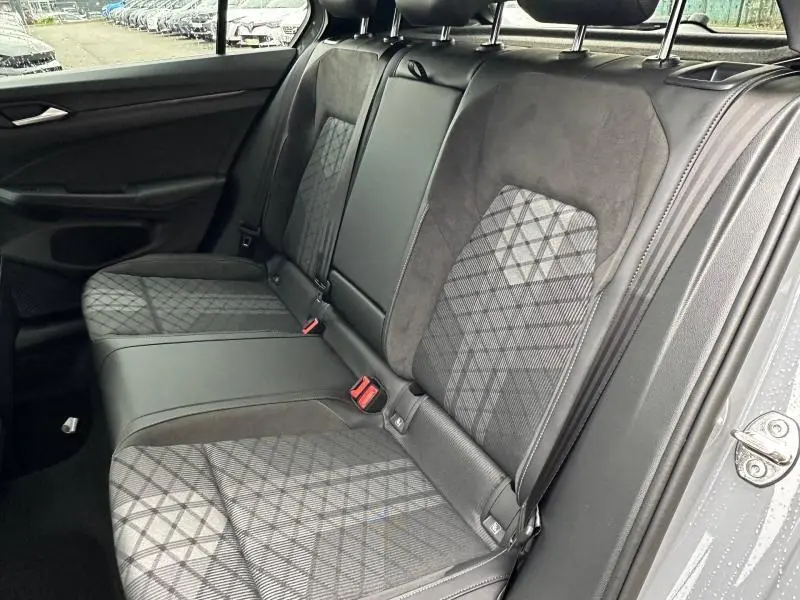 Vue intérieure côté droit de la banquette arrière gris anthracite avec tissu à motif géométrique de la Volkswagen Golf 2.0 TDI R-Line 2026.
