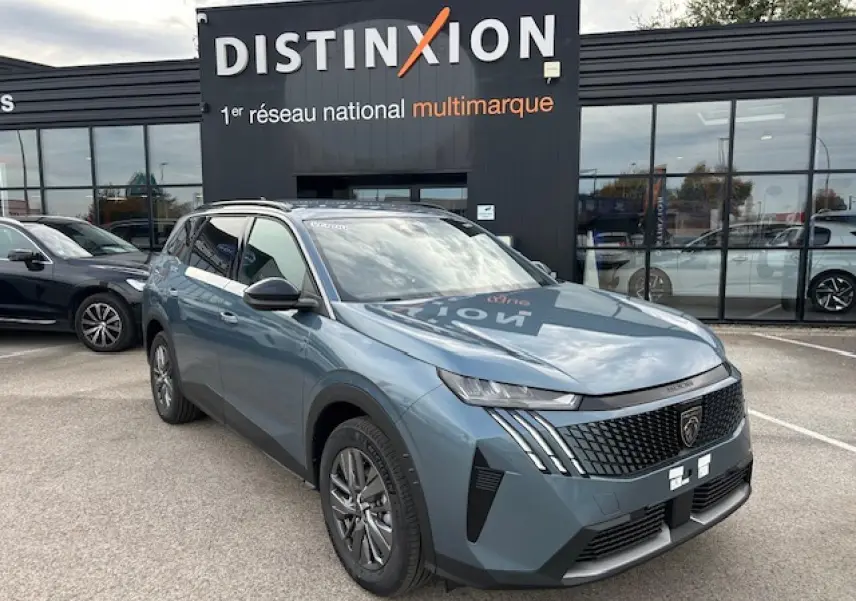 Peugeot 5008 bleu Ingaro métal vue 3/4 avant avec calandre distinctive et feux LED 3 griffes, devant concession Distinxion.