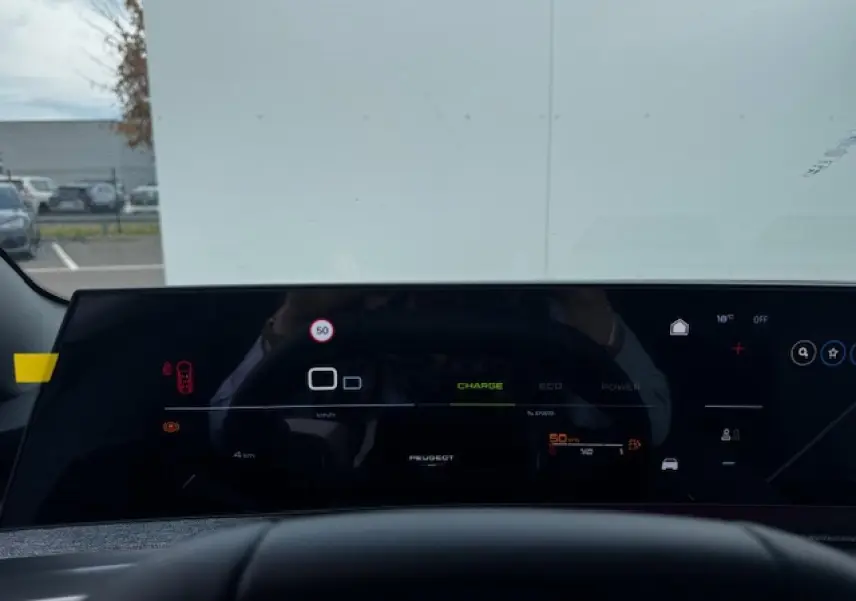 Tableau de bord numérique panoramique de Peugeot 5008 bleu Ingaro, vue depuis le siège conducteur.