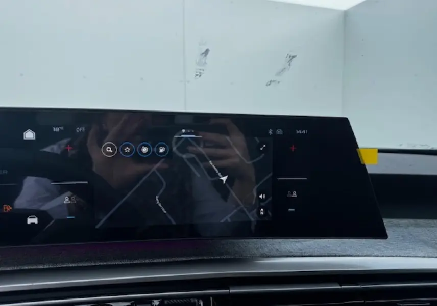 Écran tactile incurvé du tableau de bord du Peugeot 5008 III avec navigation 3D affichée, intérieur moderne.