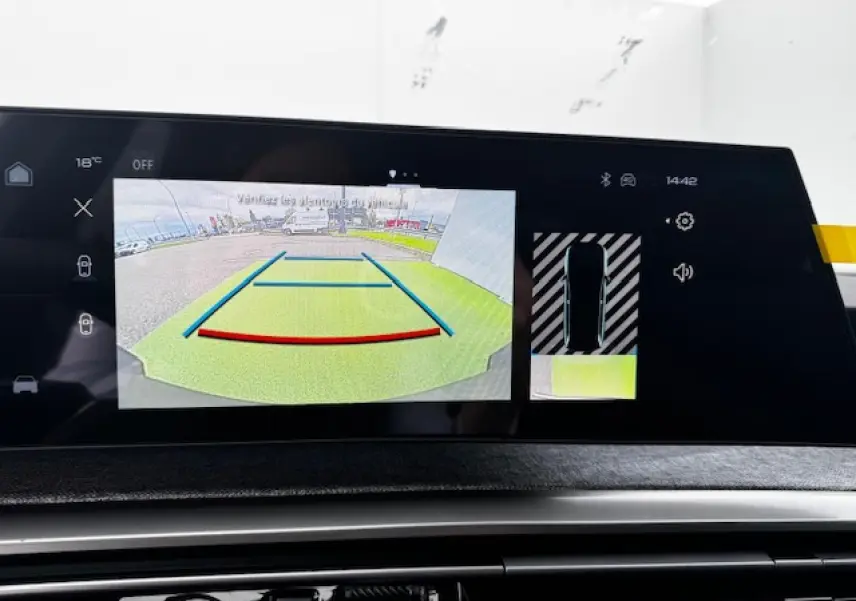 Écran tactile du tableau de bord montrant la caméra de recul et l’aide au stationnement du Peugeot 5008 bleu Ingaro.