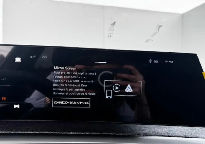 Écran tactile du Peugeot 5008 bleu Ingaro, affichant la fonction Mirror Screen en intérieur, vue rapprochée frontale.