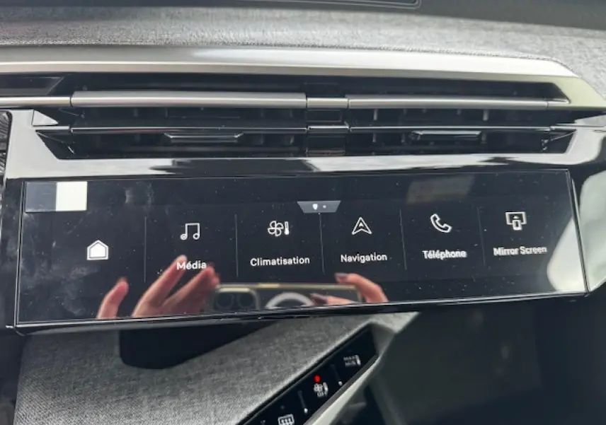 Écran tactile central du tableau de bord du Peugeot 5008 bleu Ingaro, affichant les menus Média, Climatisation, Navigation, Téléphone et Mirror Screen.