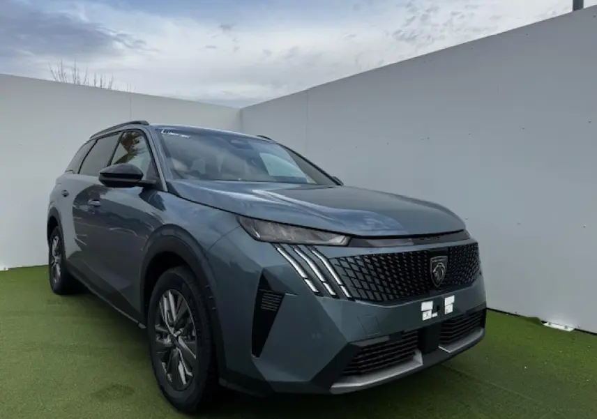 Peugeot 5008 bleu Ingaro métal vue 3/4 avant droit avec calandre noire et feux LED 3 griffes.