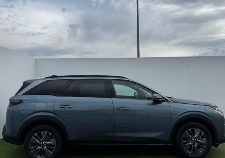 Peugeot 5008 bleu Ingaro métal vue de profil côté gauche, avec jantes alliage 18 pouces et toit noir panoramique.
