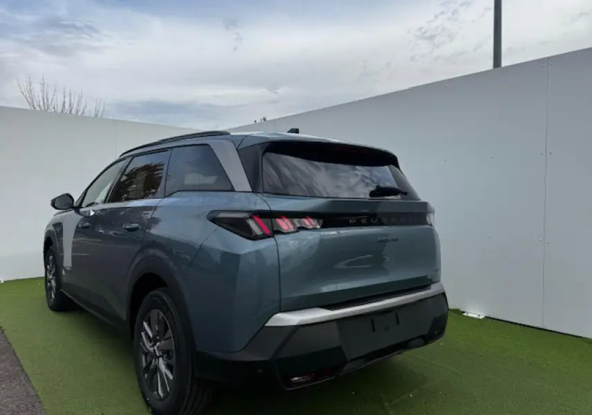 Vue 3/4 arrière droite du Peugeot 5008 bleu Ingaro métallisé avec feux arrière LED à griffes distinctives.