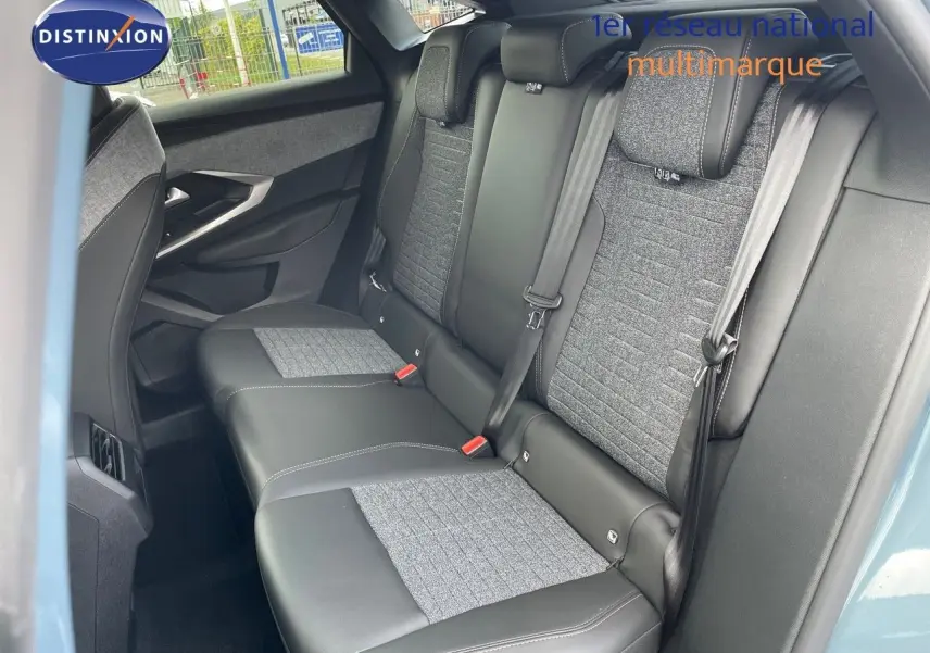 Vue intérieure côté droit des sièges arrière en cuir noir et tissu gris du Peugeot 3008 Hybrid 2025 bleu Ingaro Metal.