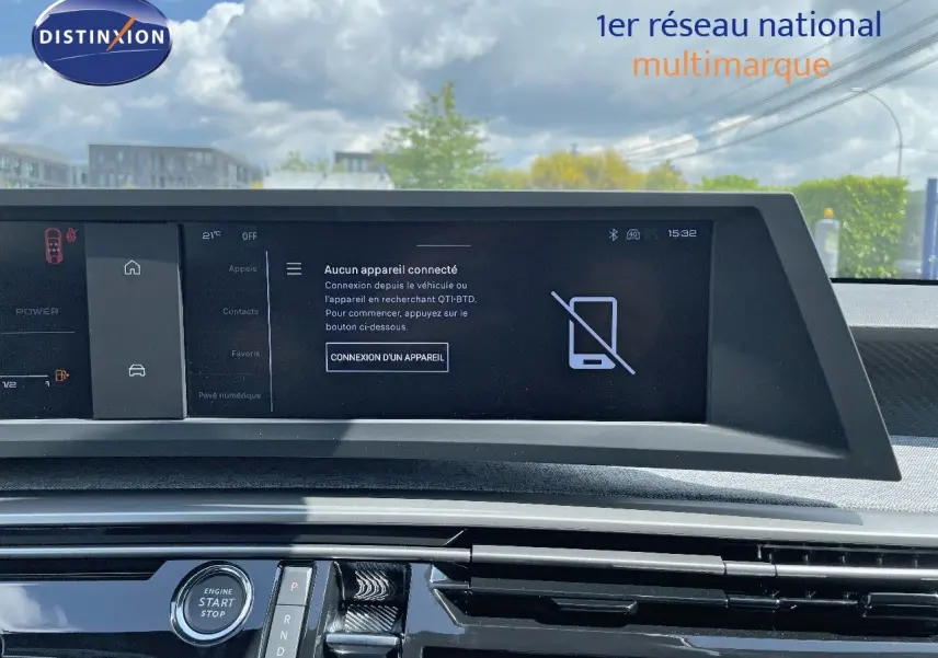 Vue rapprochée du tableau de bord du Peugeot 3008 Hybrid 2025 avec écran tactile et bouton start/stop.