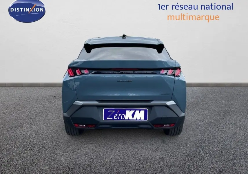 Vue arrière du Peugeot 3008 Hybrid 136ch Allure en bleu Ingaro Metal, avec feux LED caractéristiques et plaque Zero KM.