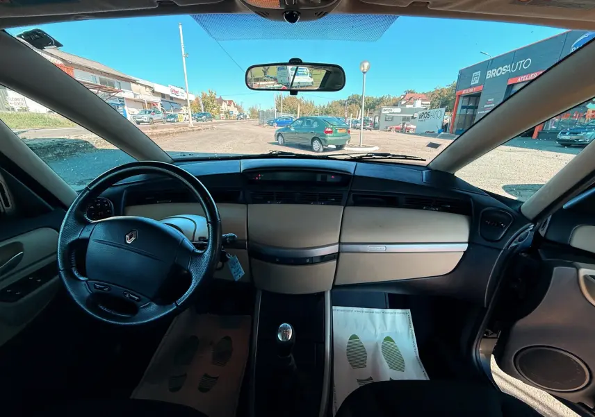 Vue intérieure avant du Renault Avantime gris de 2002, avec tableau de bord beige et volant noir.