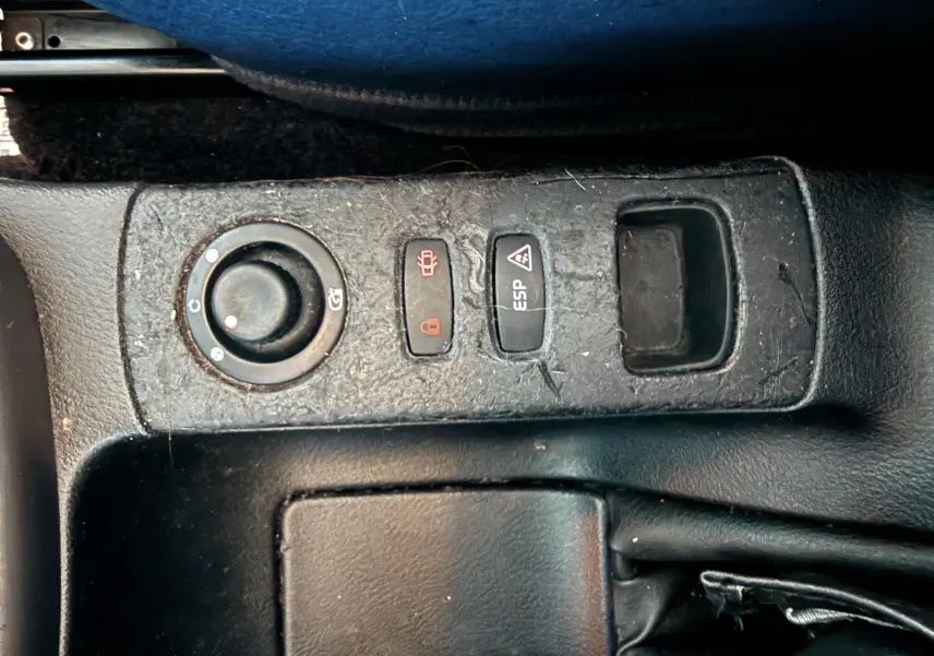 Gros plan sur la console centrale noire du Renault Avantime 3.0 V6 avec boutons de réglage et ESP.