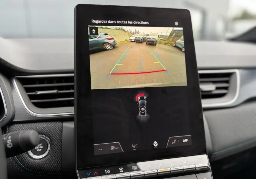 Écran tactile central du Renault Captur 2025 affichant la caméra de recul avec lignes de guidage colorées.