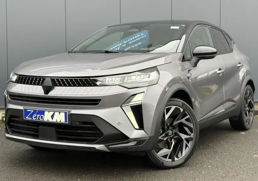 Vue 3/4 avant droit du Renault Captur 2025 gris Cassiopée avec jantes aluminium 19 pouces et toit noir étoilé.