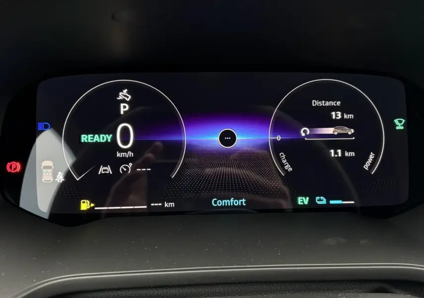 Tableau de bord numérique 10 pouces du Renault Captur 2025 hybride, affichage mode Confort et indicateurs de charge.