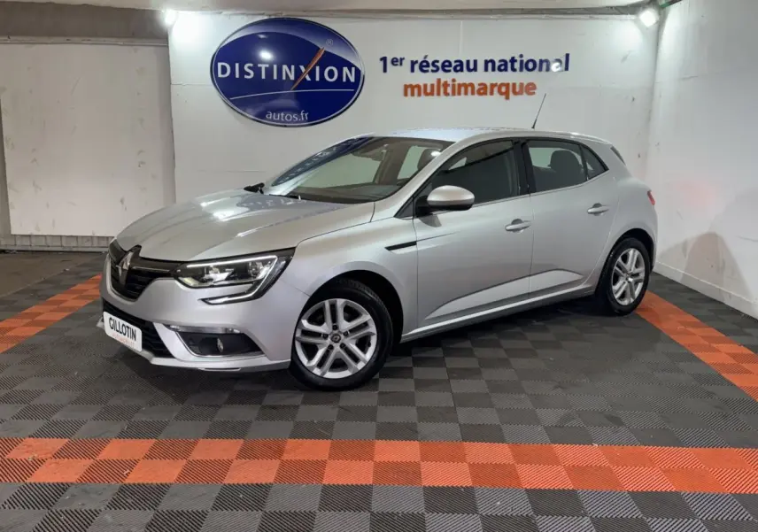 Renault Mégane Business gris clair vue 3/4 avant droit dans un showroom avec sol noir et orange.