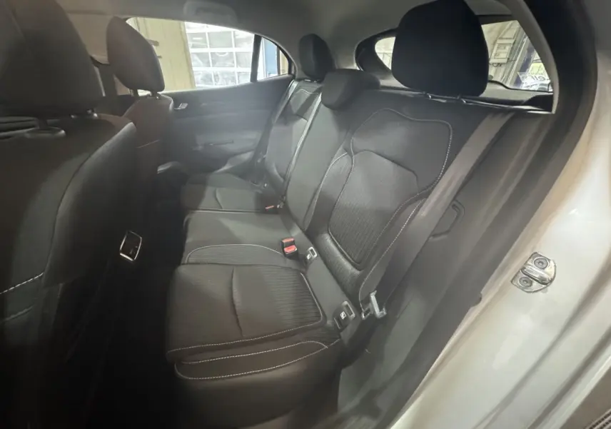 Vue intérieure côté droit sur la banquette arrière noire avec surpiqûres blanches de la Renault Mégane Business 2019 gris clair.