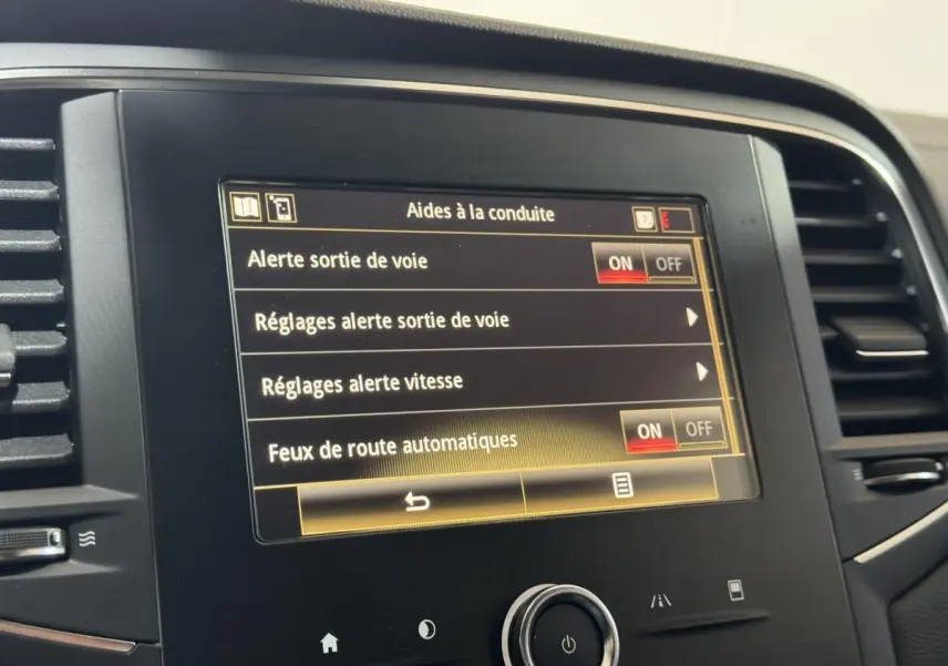 Écran tactile central de la Renault Mégane Business 2019 montrant les réglages d’aides à la conduite.