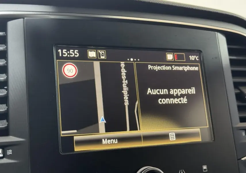 Écran tactile central de navigation de la Renault Mégane Business gris clair, affichant la carte et message "Aucun appareil connecté".
