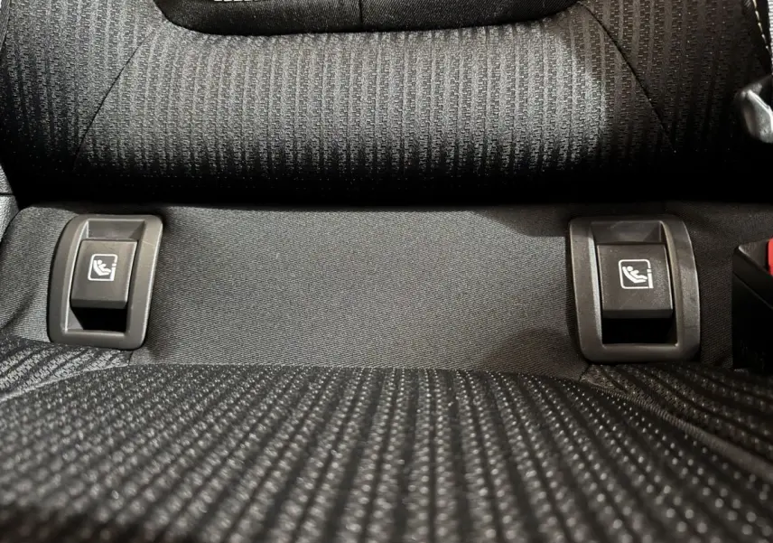 Gros plan sur les fixations Isofix des sièges arrière en tissu noir de la Renault Mégane Business 2019.