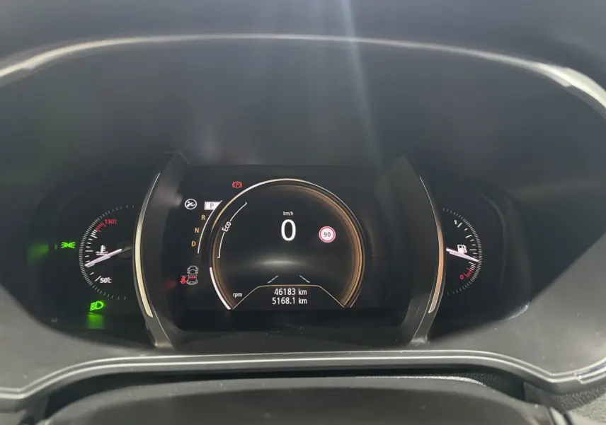 Tableau de bord numérique de Renault Mégane Business gris, affichage vitesse 0 km/h et jauge carburant visible.