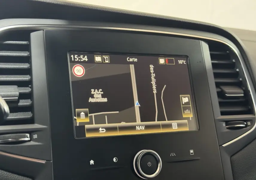 Écran tactile central du tableau de bord de la Renault Mégane Business gris clair, affichant la navigation GPS.