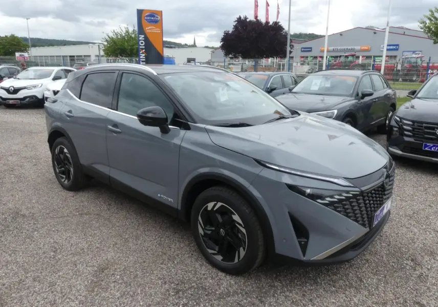Nissan Qashqai 1.5 e-Power gris métallisé en 3/4 avant droit avec toit noir et jantes noires distinctives.