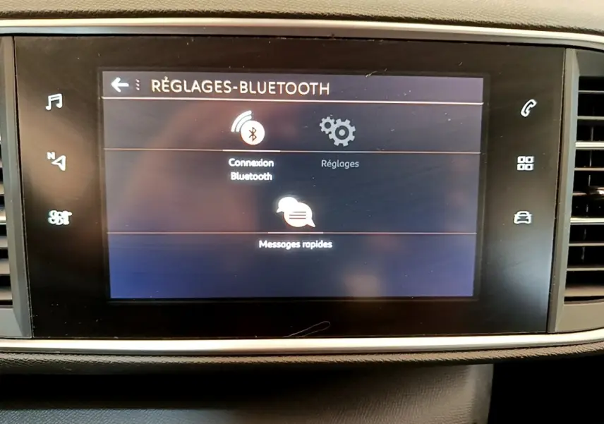 Écran tactile central affichant les réglages Bluetooth dans l’habitacle d’une Peugeot 308 blanche de 2017.