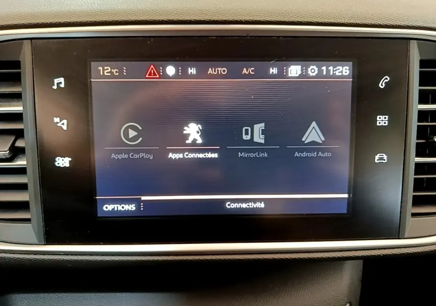 Écran tactile central de la Peugeot 308 blanc, affichant les options Apple CarPlay, Android Auto et connectivité.