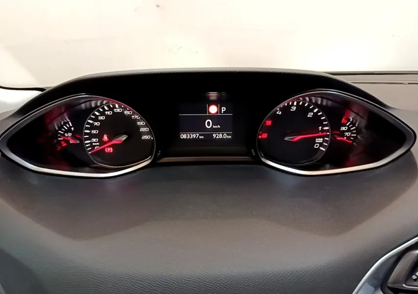 Vue rapprochée du tableau de bord de la Peugeot 308 2017, affichage digital et compteurs analogiques noirs.