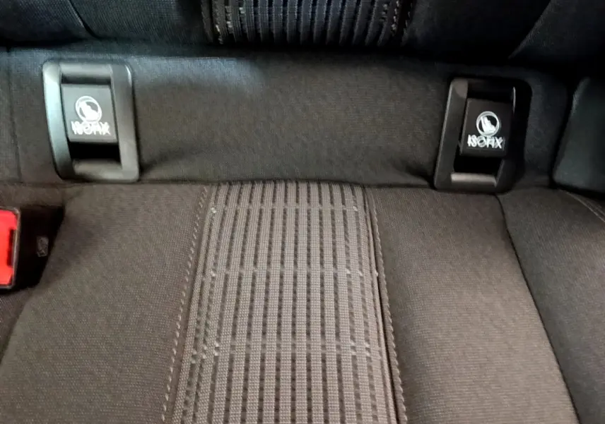 Gros plan sur la banquette arrière noire de la Peugeot 308 avec fixations ISOFIX visibles.