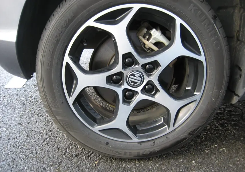Gros plan sur la roue avant droite gris métallisé du MG3 1.5 Hybrid Luxury avec jante alliage cinq branches.