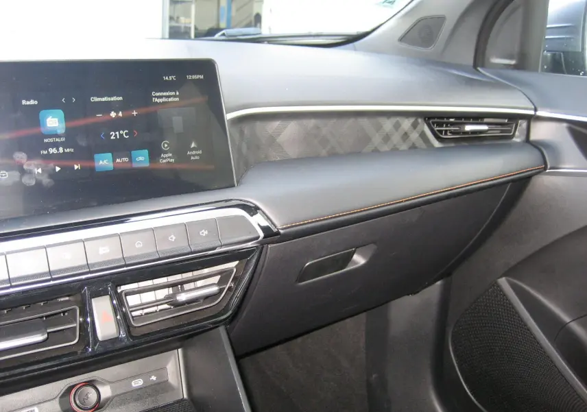 Vue intérieure côté passager du tableau de bord gris du MG3 1.5 Hybrid Luxury 2025 avec écran tactile et aérateurs intégrés.