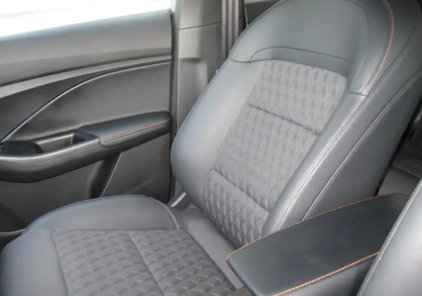 Gros plan sur le siège avant droit en cuir noir avec surpiqûres orange du MG3 1.5 Hybrid Luxury gris 2025.
