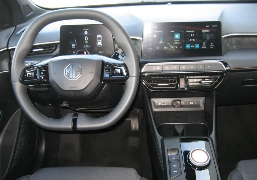 Vue intérieure frontale du tableau de bord gris du MG3 1.5 Hybrid Luxury 2025 avec écran tactile et volant multifonction.