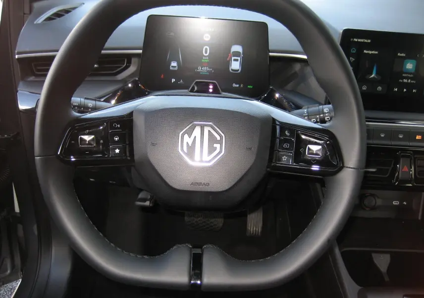 Vue rapprochée du volant noir de la MG3 1.5 Hybrid Luxury 2025 avec tableau de bord numérique et commandes intégrées.