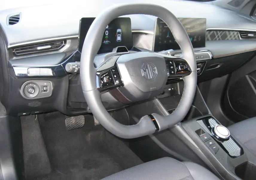 Vue intérieure côté conducteur du tableau de bord gris du MG3 1.5 Hybrid Luxury 2025 avec volant multifonction et écran digital.
