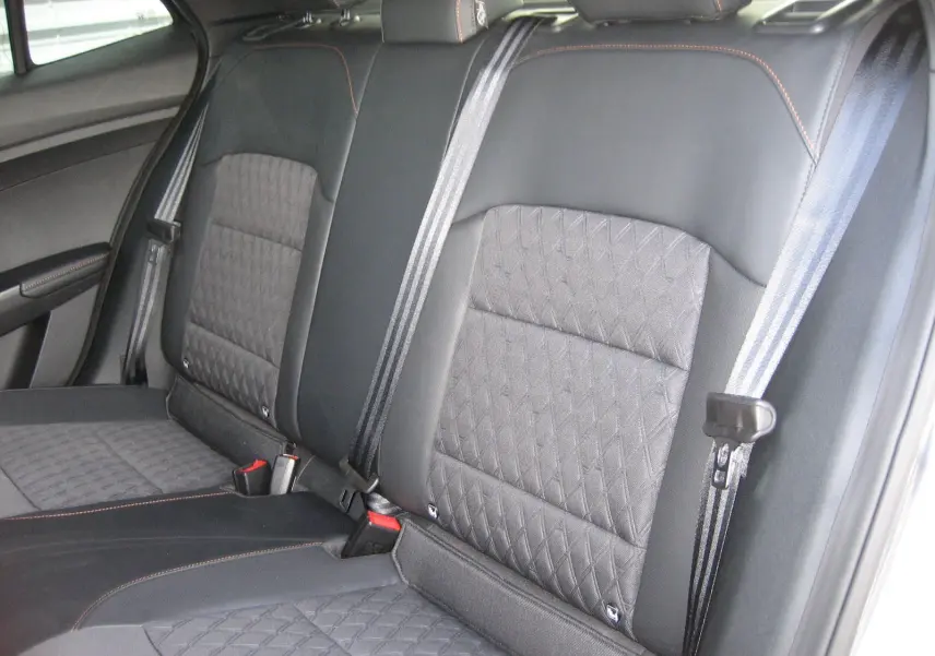 Vue intérieure des sièges arrière en tissu et cuir noir avec surpiqûres orange du MG3 1.5 Hybrid Luxury gris 2025.