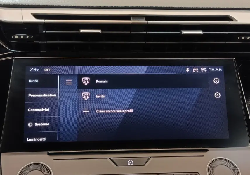 Écran tactile central affichant les profils utilisateurs dans l’habitacle d’une Peugeot 308 vert, vue de face.