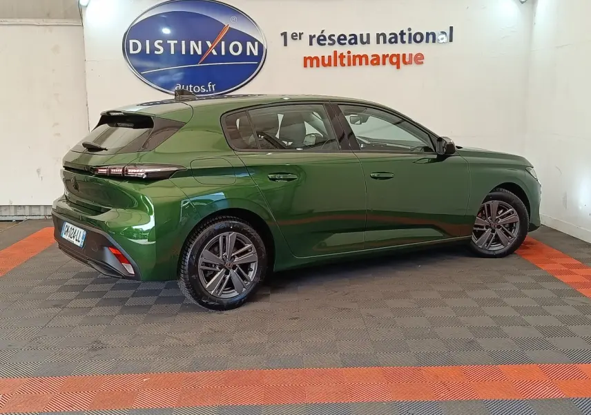 Peugeot 308 vert vue de profil côté droit, avec feux arrière LED et jantes alliage distinctives.