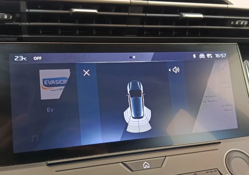Écran tactile central de la Peugeot 308 vert montrant l’aide au stationnement arrière avec vue du véhicule en 3D.