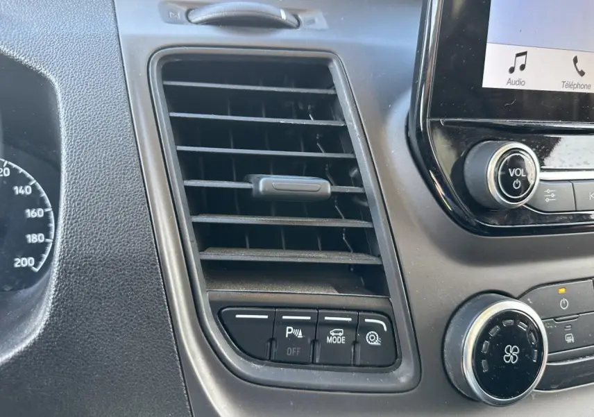 Détail de la console centrale du Ford Transit Fourgon blanc 2020, avec commandes de stationnement et ventilation.