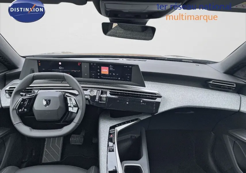 Intérieur moderne du Peugeot 3008 Hybrid 2025, vue frontale du tableau de bord et volant compact noir.