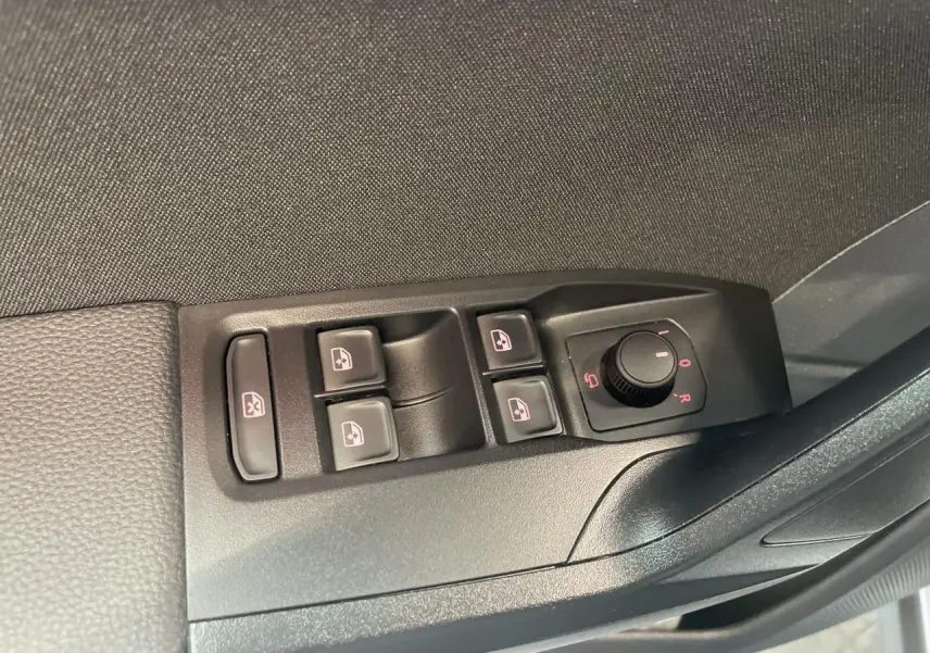 Panneau de commandes des vitres et rétroviseurs côté conducteur d'une SEAT Arona rouge Passion 2024.