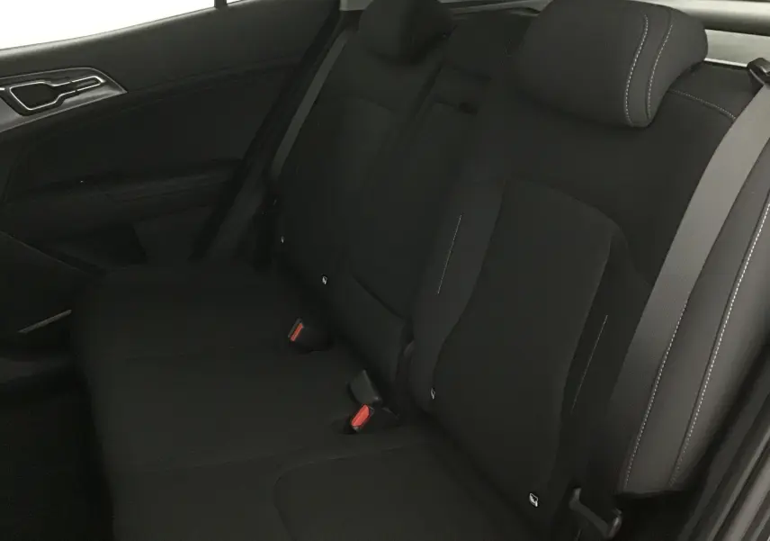 Vue intérieure du siège arrière côté gauche du Kia Sportage noir 2025, tissu sombre avec surpiqûres contrastantes.