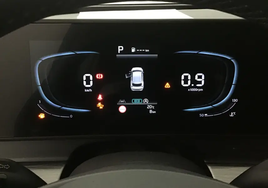 Tableau de bord digital 12,3'' du Kia Sportage 2025, affichant vitesse, régime et alertes en vue frontale.