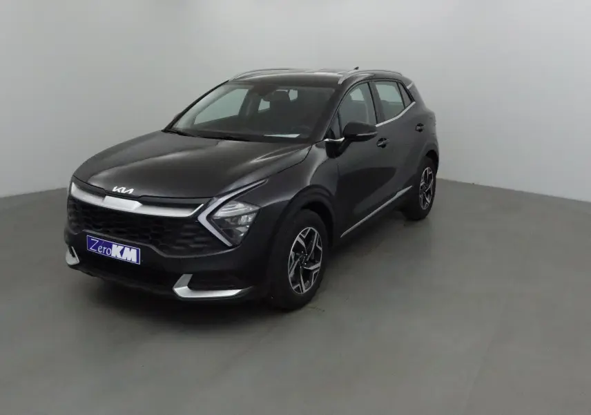 KIA SPORTAGE noir 2025 en 3/4 avant droit, avec calandre distinctive et jantes alliage bicolores.