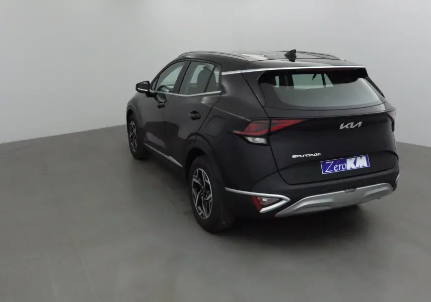 Vue 3/4 arrière d'un KIA Sportage noir 2025 avec feux arrière LED et jantes alliage 17 pouces.