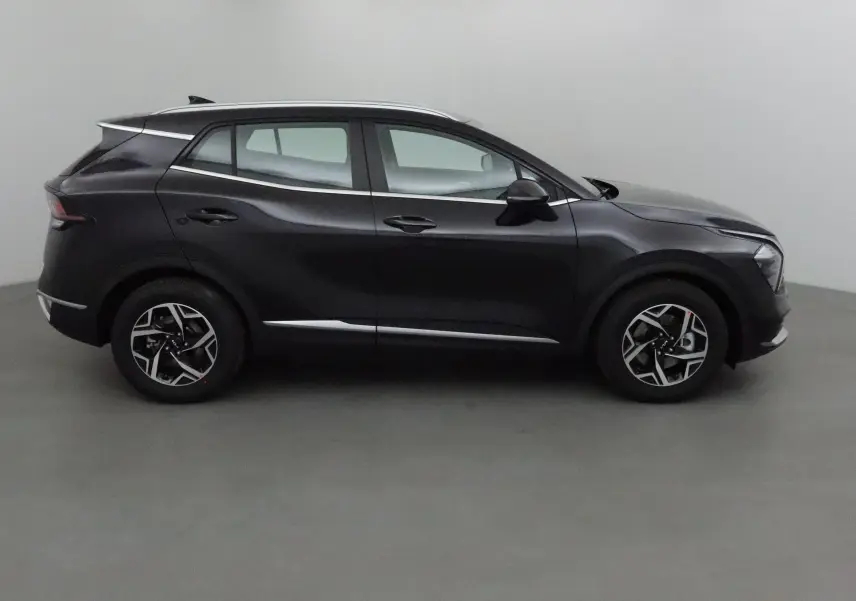 Profil côté gauche du SUV Kia Sportage noir 2025 avec jantes alliage et lignes chromées élégantes.