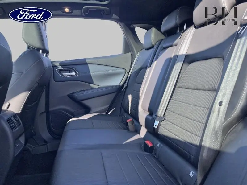 Vue latérale droite de la banquette arrière noire du Nissan Qashqai 1.3 Mild Hybrid 2022 avec ceintures et appuie-têtes visibles